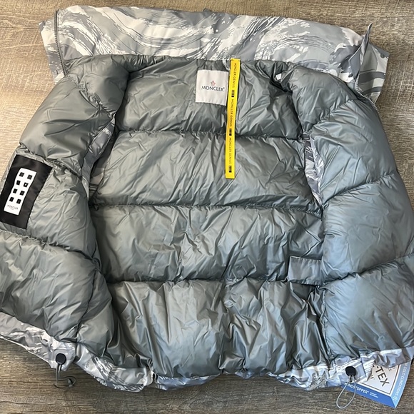 MONCLER GENIUS
4 Moncler HYKE Vanil Printed GORE-TEX INFINIUM™ Down Gilet Size 2 - Picture 4 of 6